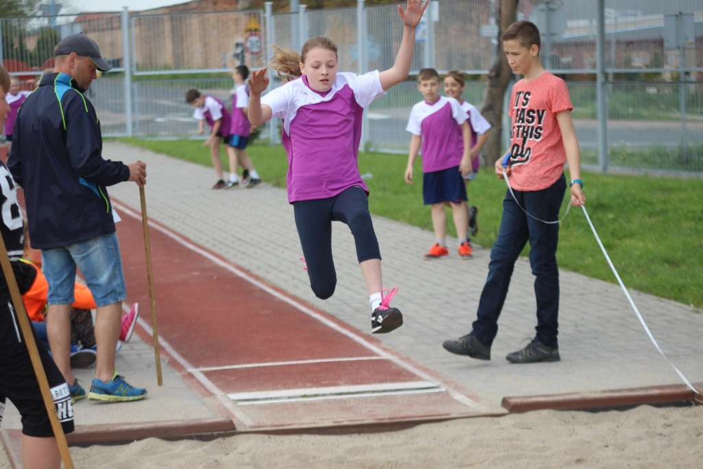 Legniccy uczniowie rywalizowali w trójboju lekkoatletycznym