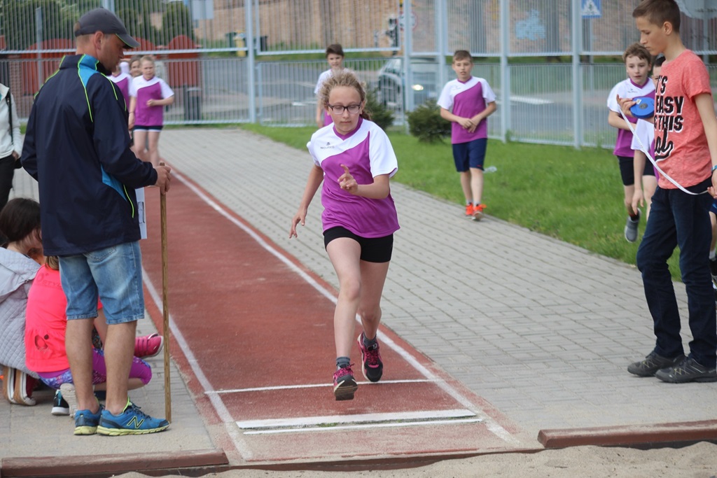 Legniccy uczniowie rywalizowali w trójboju lekkoatletycznym