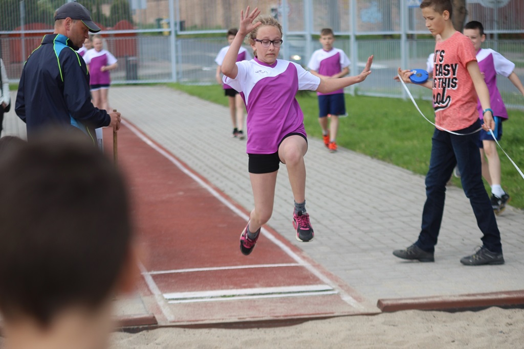 Legniccy uczniowie rywalizowali w trójboju lekkoatletycznym