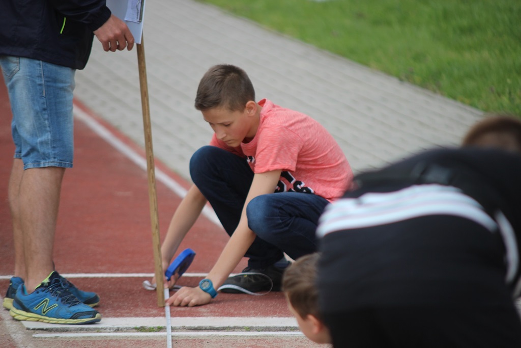 Legniccy uczniowie rywalizowali w trójboju lekkoatletycznym
