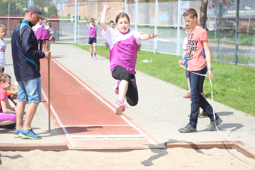 Legniccy uczniowie rywalizowali w trójboju lekkoatletycznym
