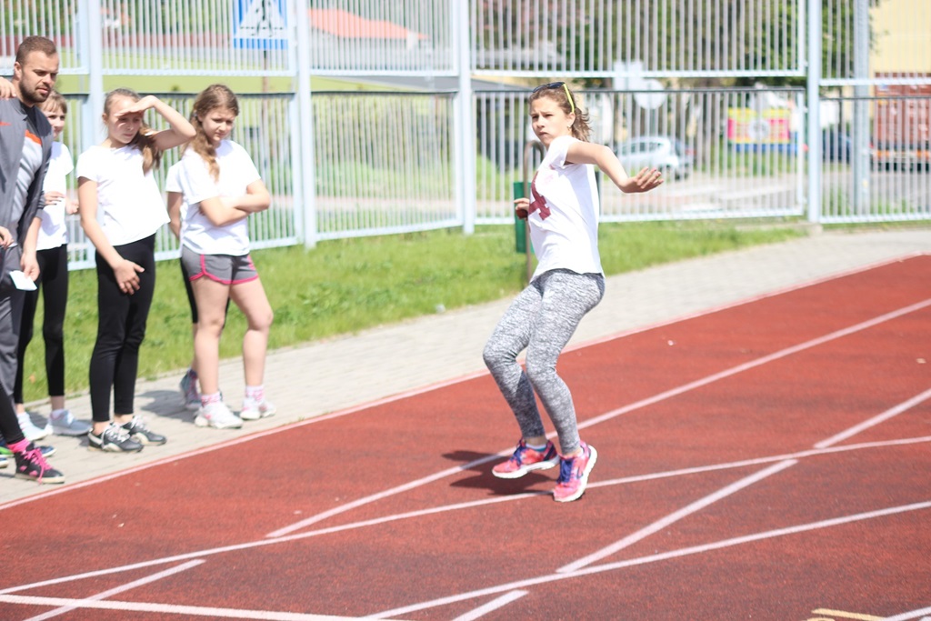 Legniccy uczniowie rywalizowali w trójboju lekkoatletycznym