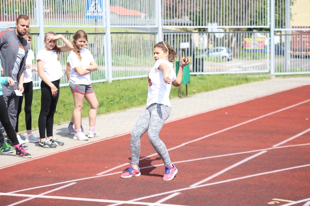 Legniccy uczniowie rywalizowali w trójboju lekkoatletycznym
