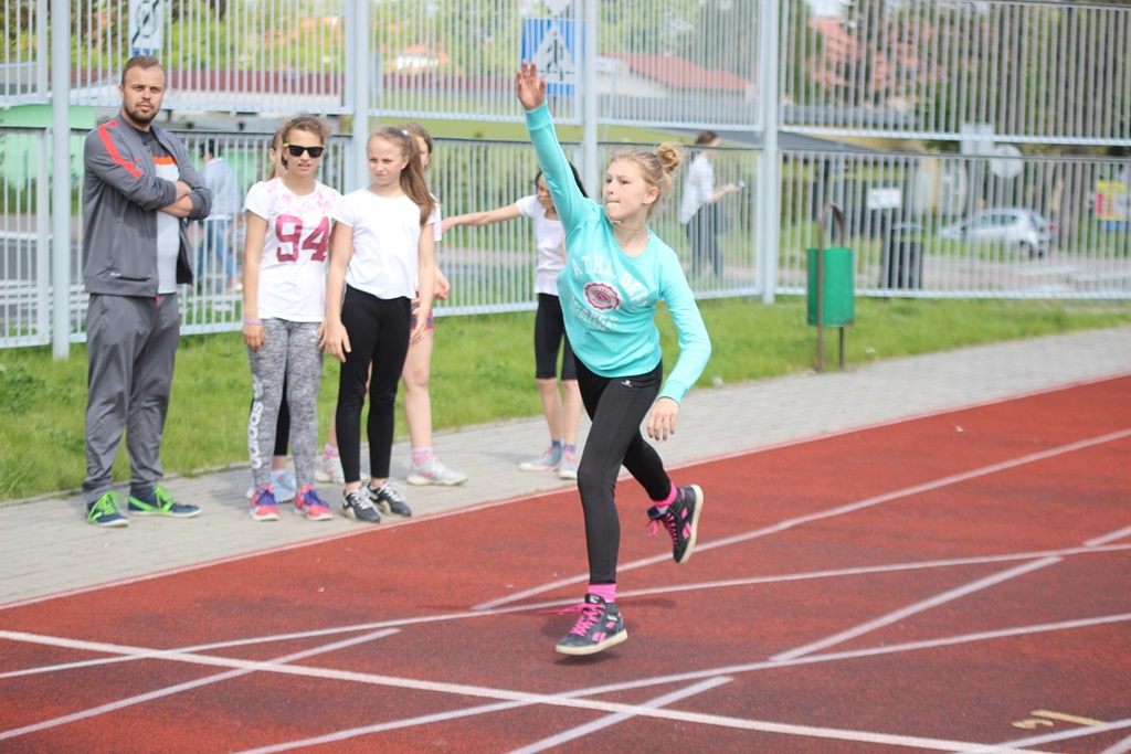 Legniccy uczniowie rywalizowali w trójboju lekkoatletycznym