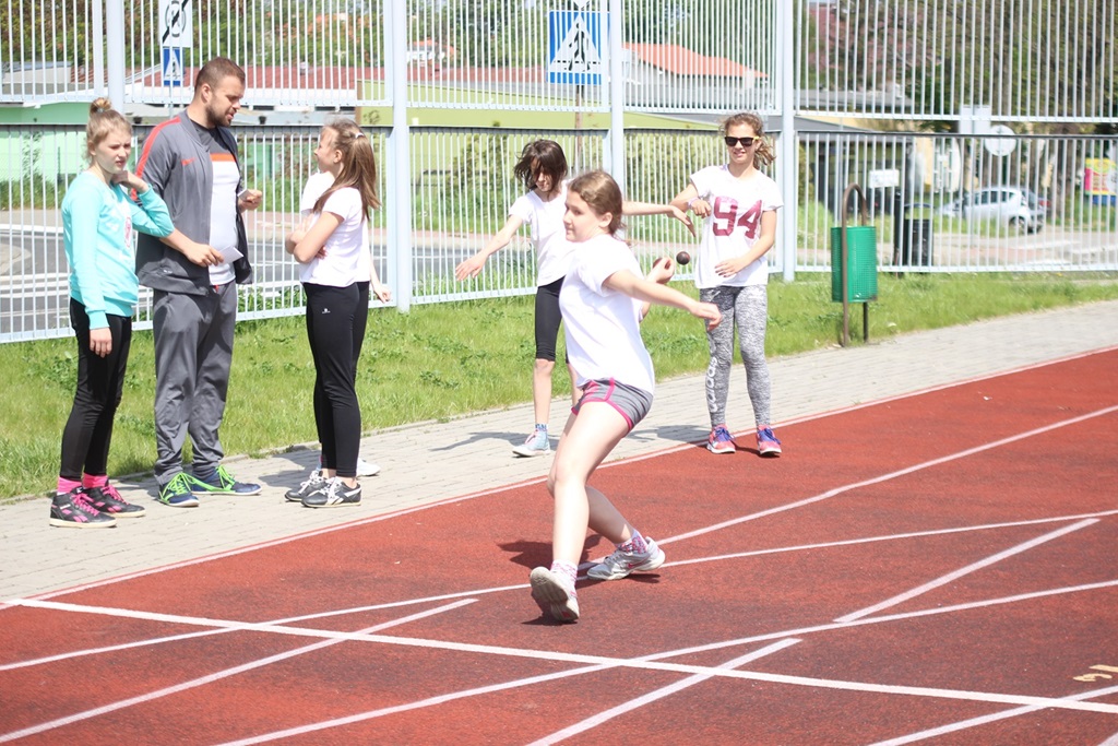 Legniccy uczniowie rywalizowali w trójboju lekkoatletycznym
