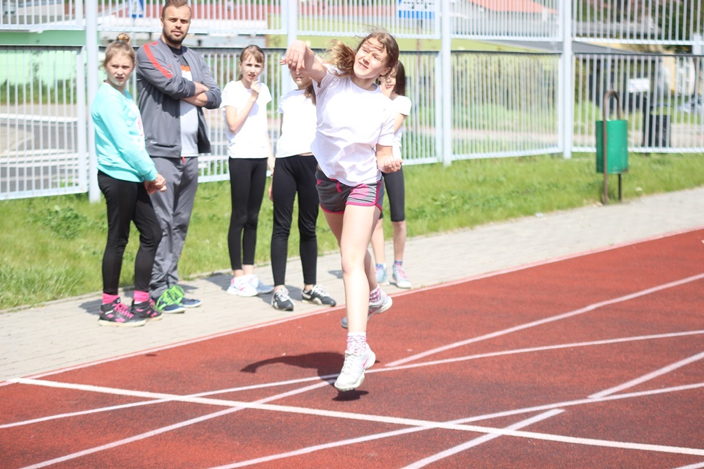 Legniccy uczniowie rywalizowali w trójboju lekkoatletycznym