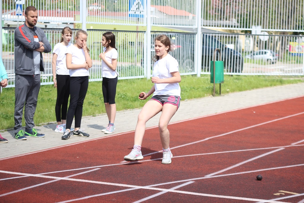 Legniccy uczniowie rywalizowali w trójboju lekkoatletycznym