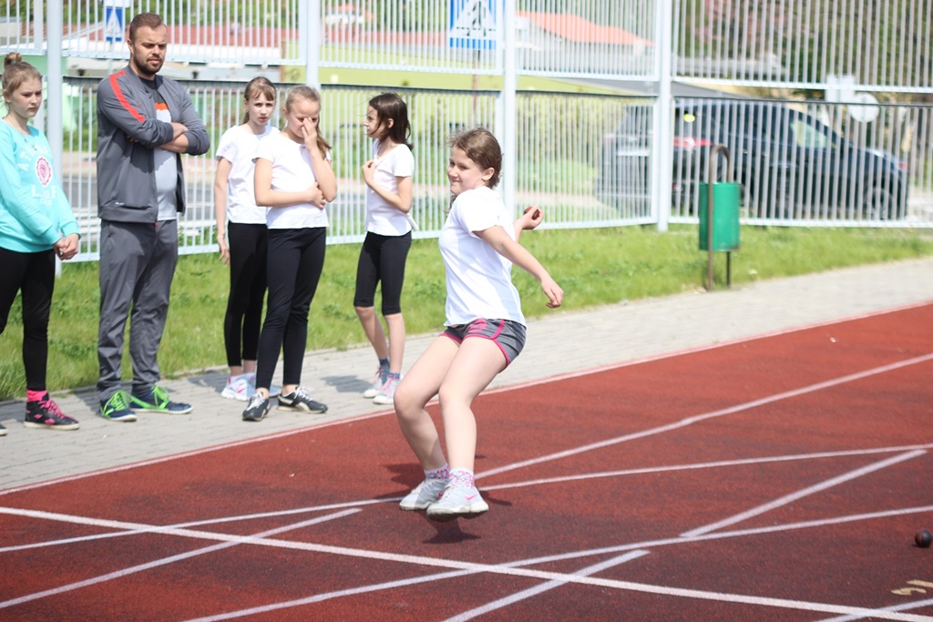 Legniccy uczniowie rywalizowali w trójboju lekkoatletycznym