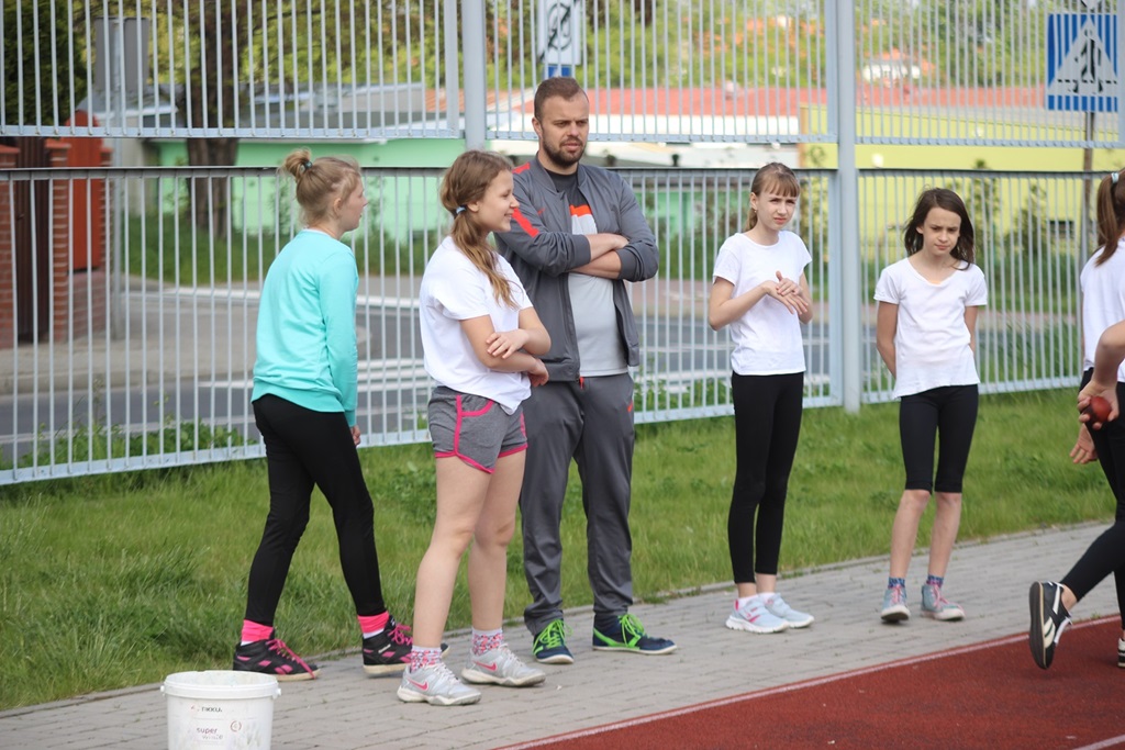 Legniccy uczniowie rywalizowali w trójboju lekkoatletycznym