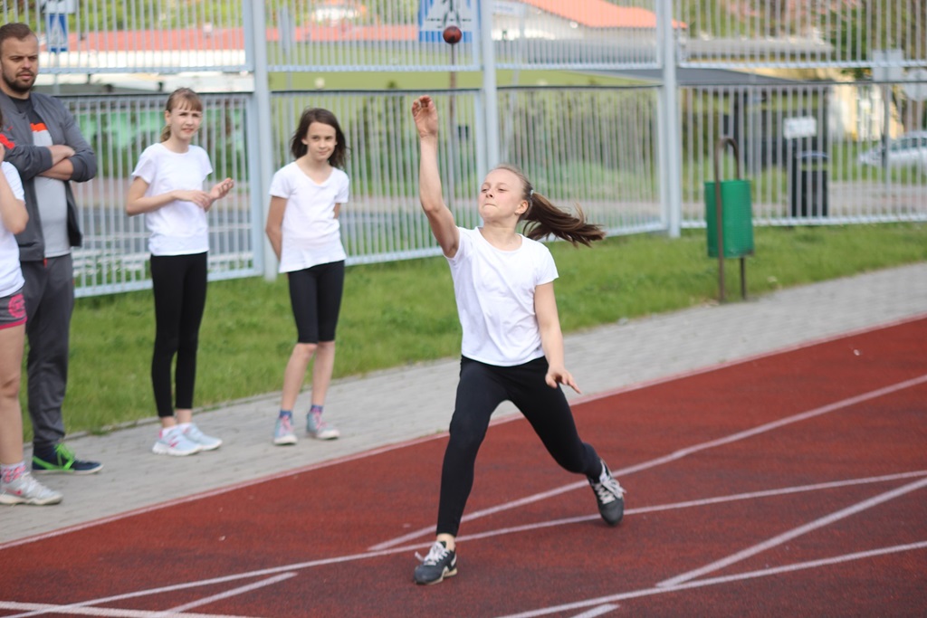 Legniccy uczniowie rywalizowali w trójboju lekkoatletycznym