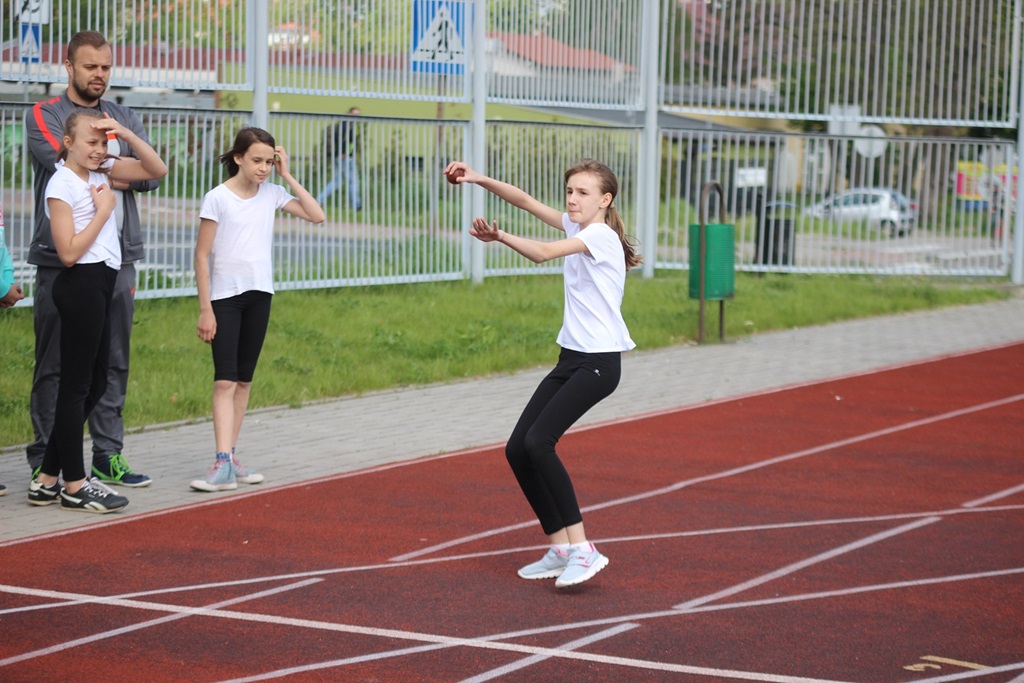 Legniccy uczniowie rywalizowali w trójboju lekkoatletycznym