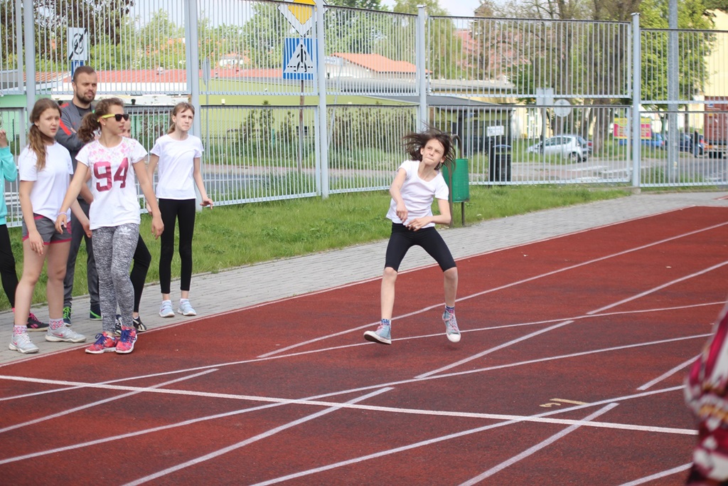 Legniccy uczniowie rywalizowali w trójboju lekkoatletycznym