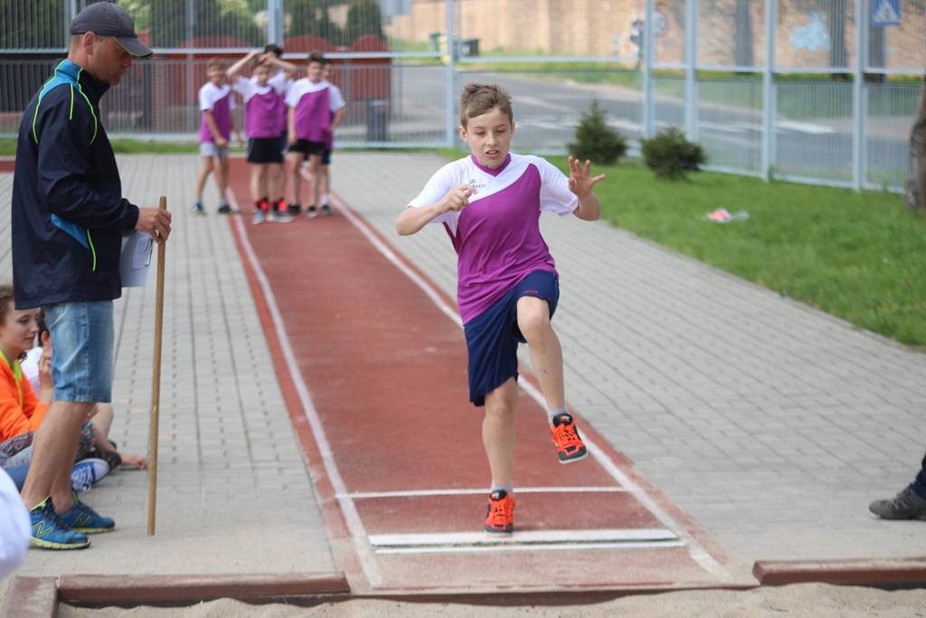 Legniccy uczniowie rywalizowali w trójboju lekkoatletycznym