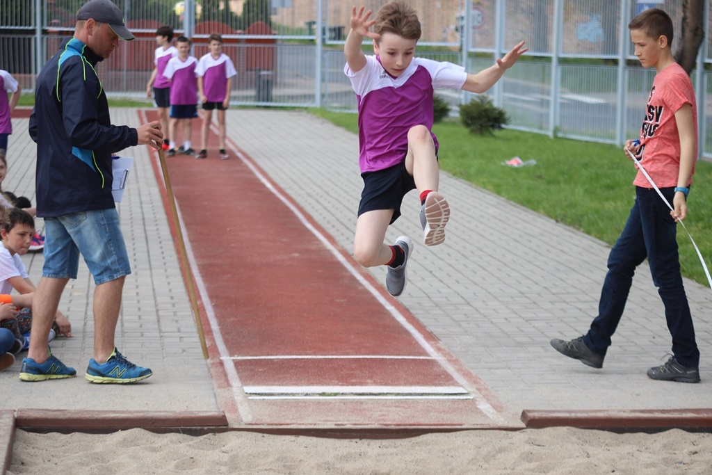 Legniccy uczniowie rywalizowali w trójboju lekkoatletycznym