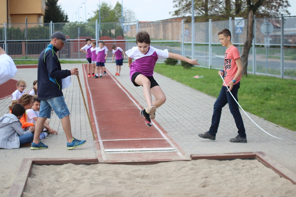 Legniccy uczniowie rywalizowali w trójboju lekkoatletycznym