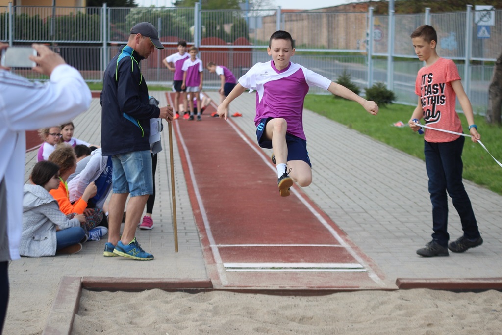 Legniccy uczniowie rywalizowali w trójboju lekkoatletycznym