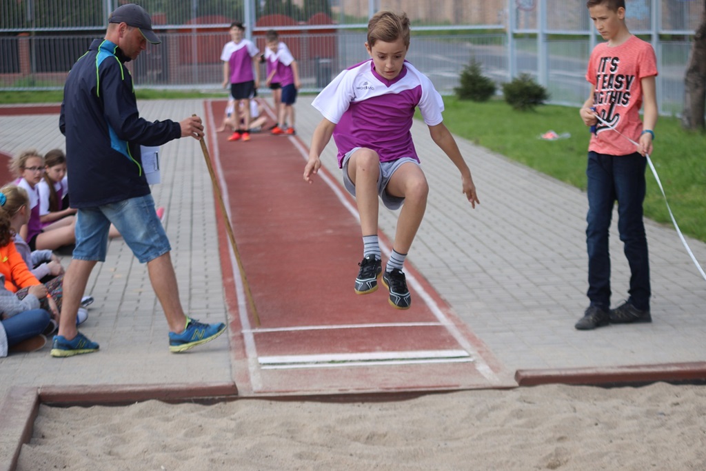 Legniccy uczniowie rywalizowali w trójboju lekkoatletycznym