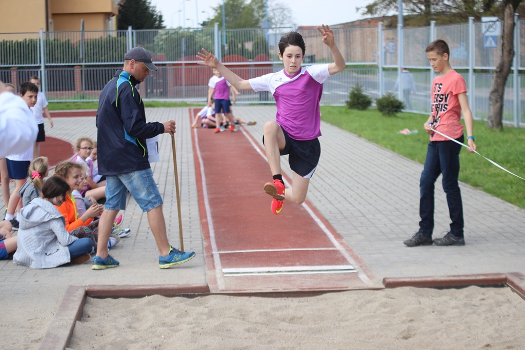 Legniccy uczniowie rywalizowali w trójboju lekkoatletycznym