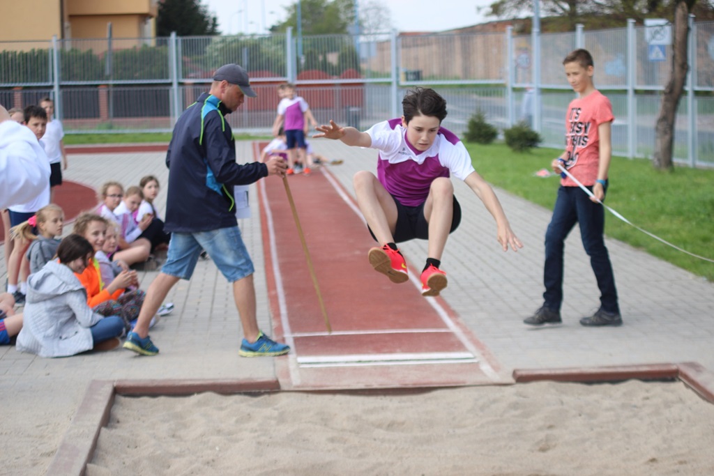 Legniccy uczniowie rywalizowali w trójboju lekkoatletycznym