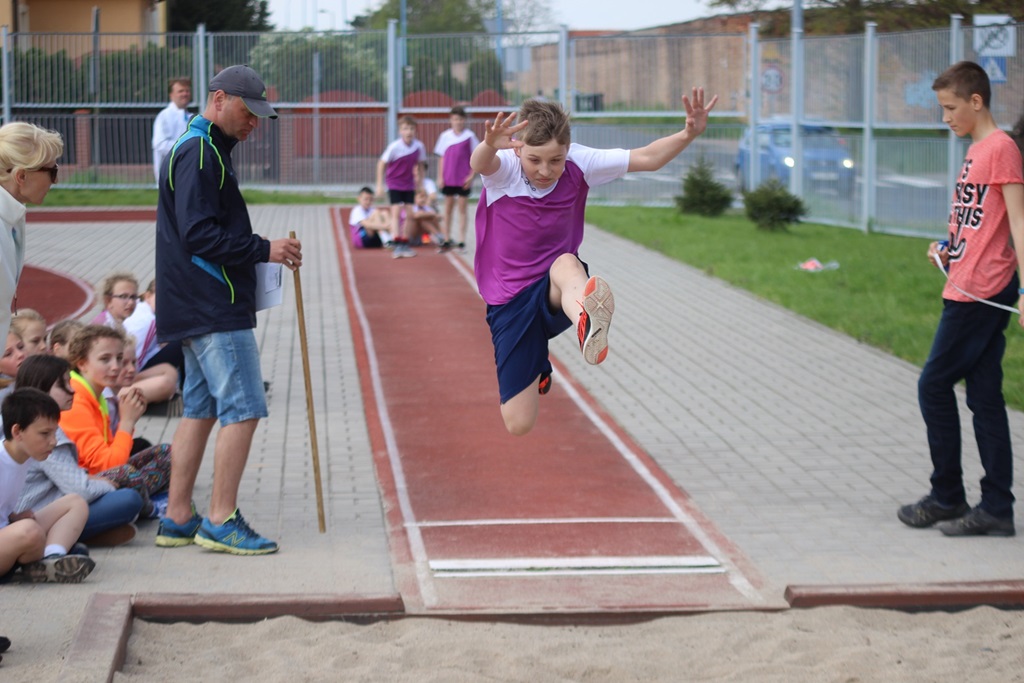 Legniccy uczniowie rywalizowali w trójboju lekkoatletycznym