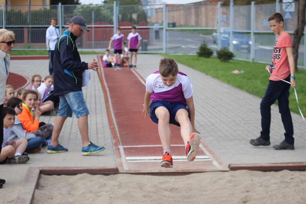 Legniccy uczniowie rywalizowali w trójboju lekkoatletycznym