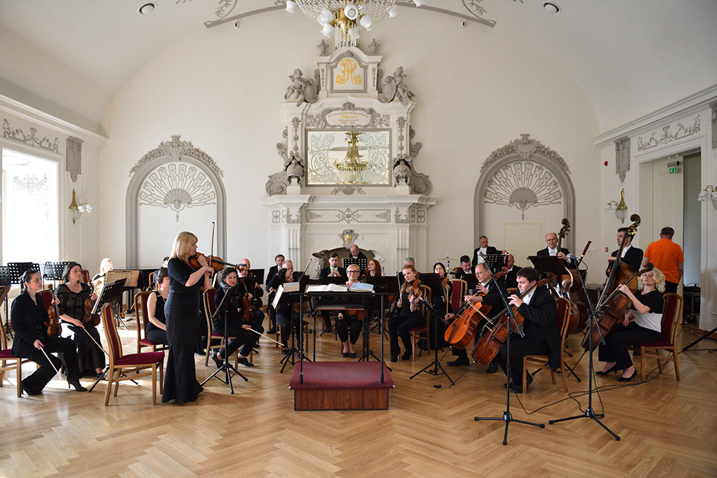 Uczennice ZSM zagrały z jeleniogórską orkiestrą symfoniczną