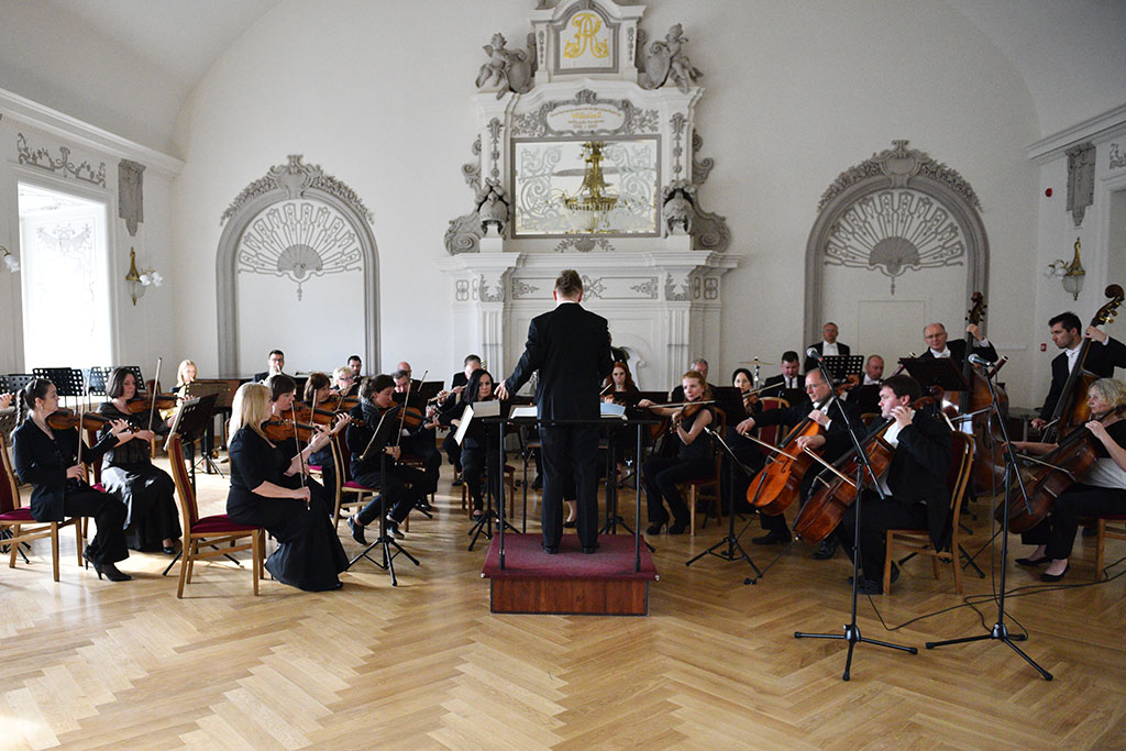Uczennice ZSM zagrały z jeleniogórską orkiestrą symfoniczną