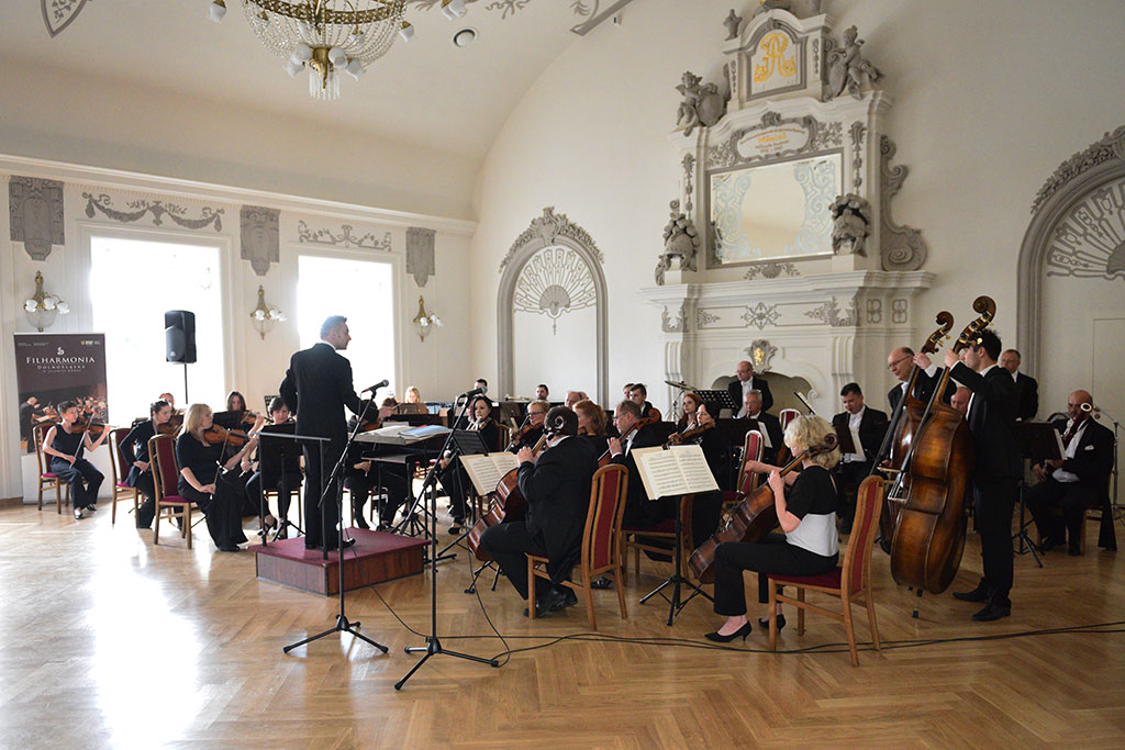 Uczennice ZSM zagrały z jeleniogórską orkiestrą symfoniczną