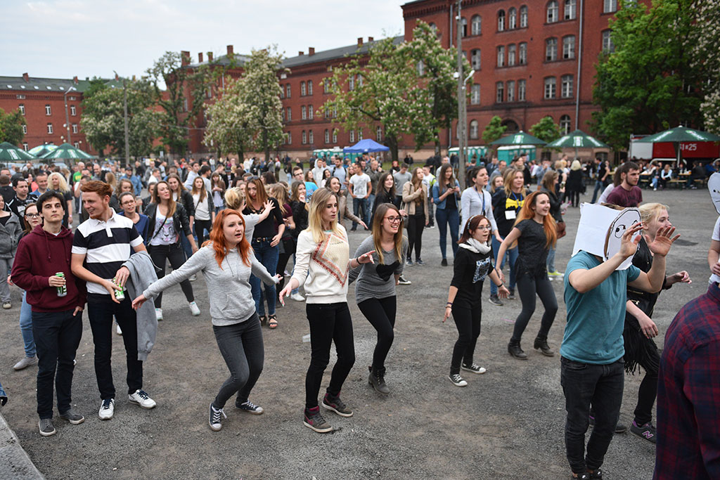 Od popołudnia do późnej nocy trwała studencka fiesta