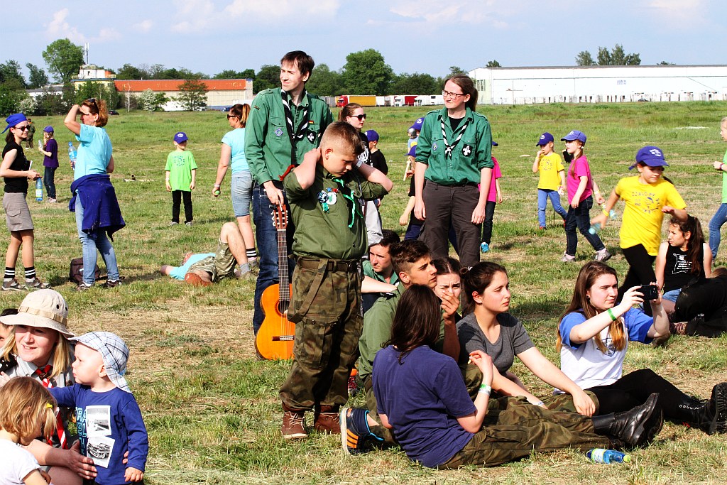 Harcerze biwakują na lotnisku na Scout Meeting Legnica 2016