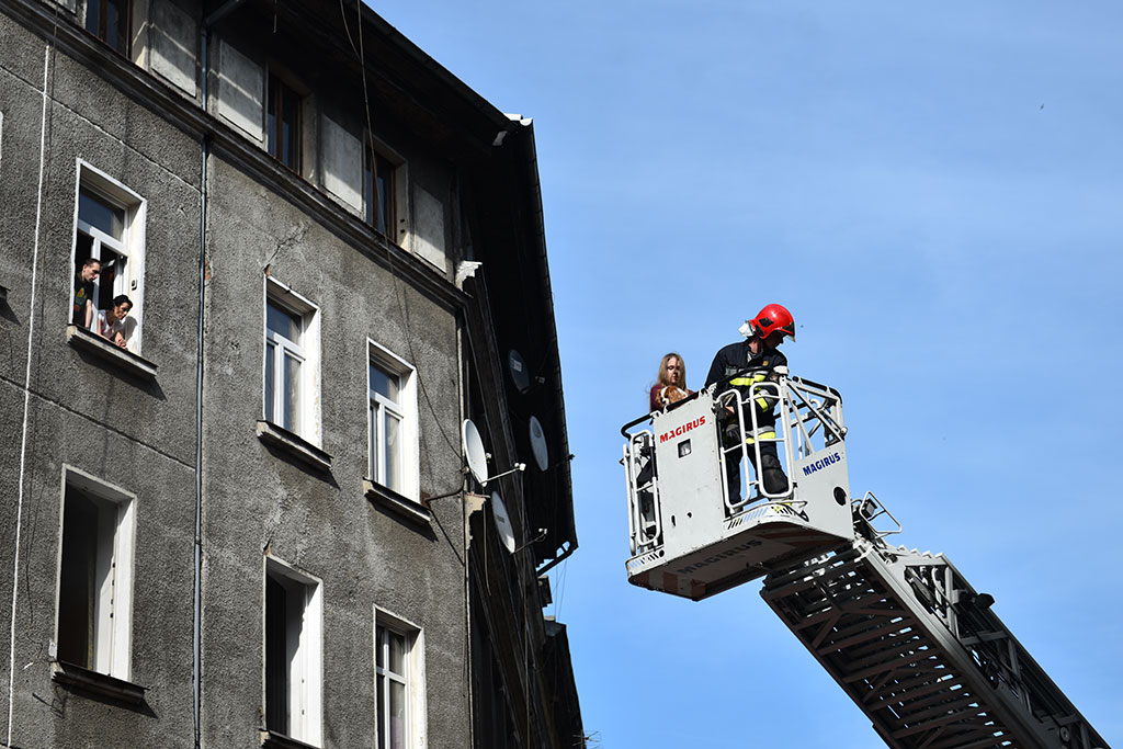 Straż ewakuowała dziewczynkę i jej psa z płonącego mieszkania