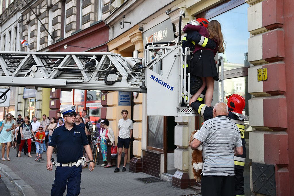 Straż ewakuowała dziewczynkę i jej psa z płonącego mieszkania
