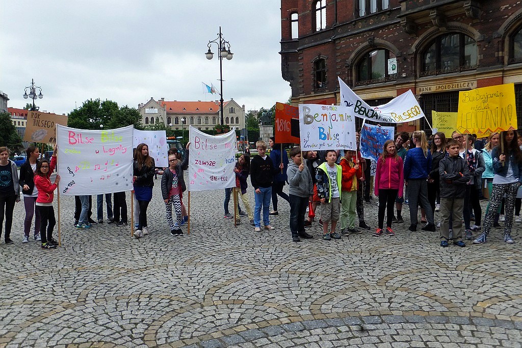 Uczniowski happening uliczny poświęcony Benjaminowi Bilsemu