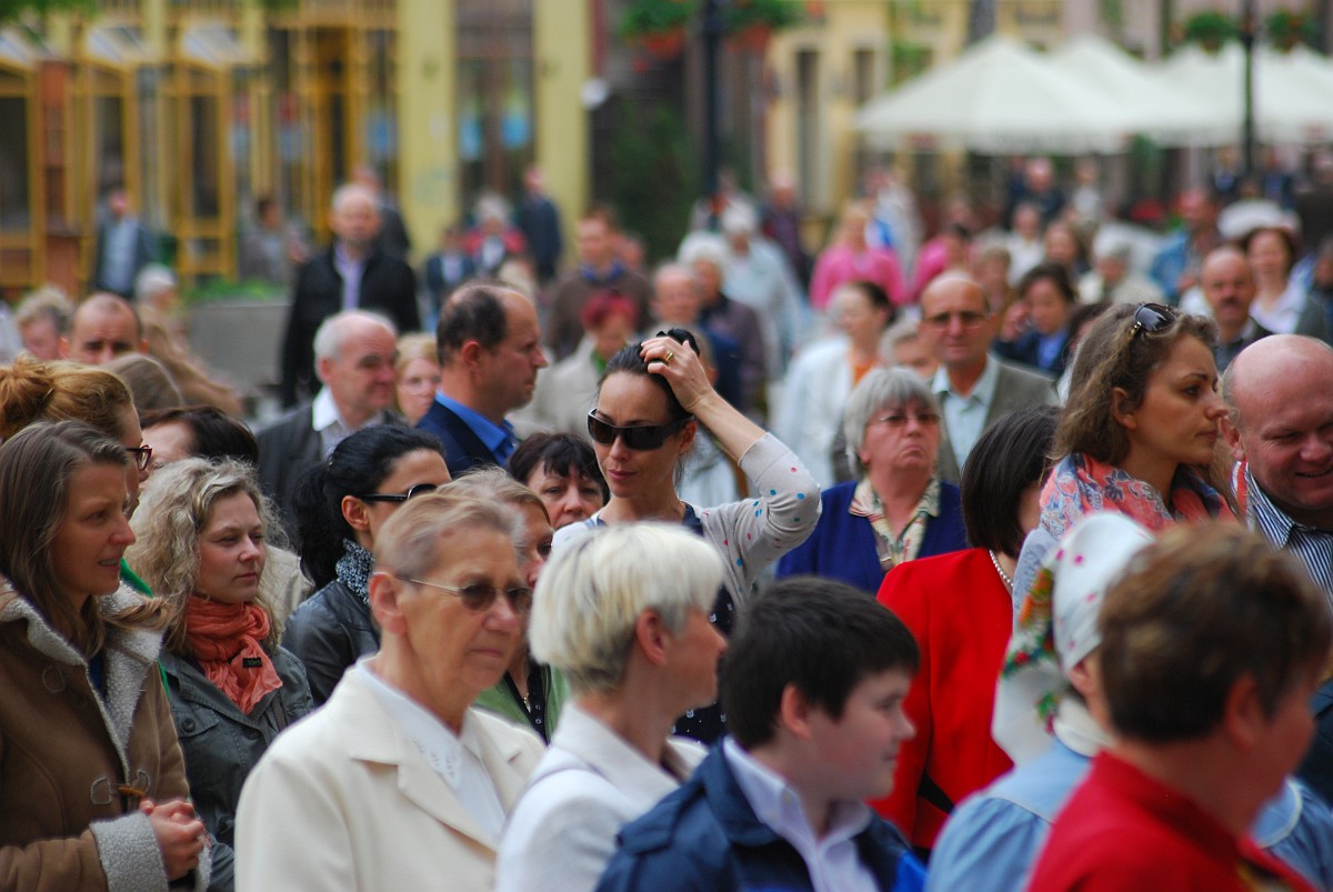 Biskup Kiernikowski poprowadził procesję w centrum Legnicy