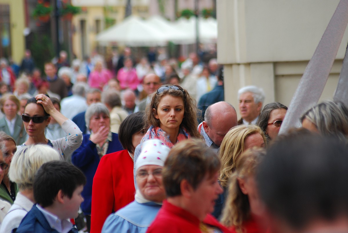 Biskup Kiernikowski poprowadził procesję w centrum Legnicy