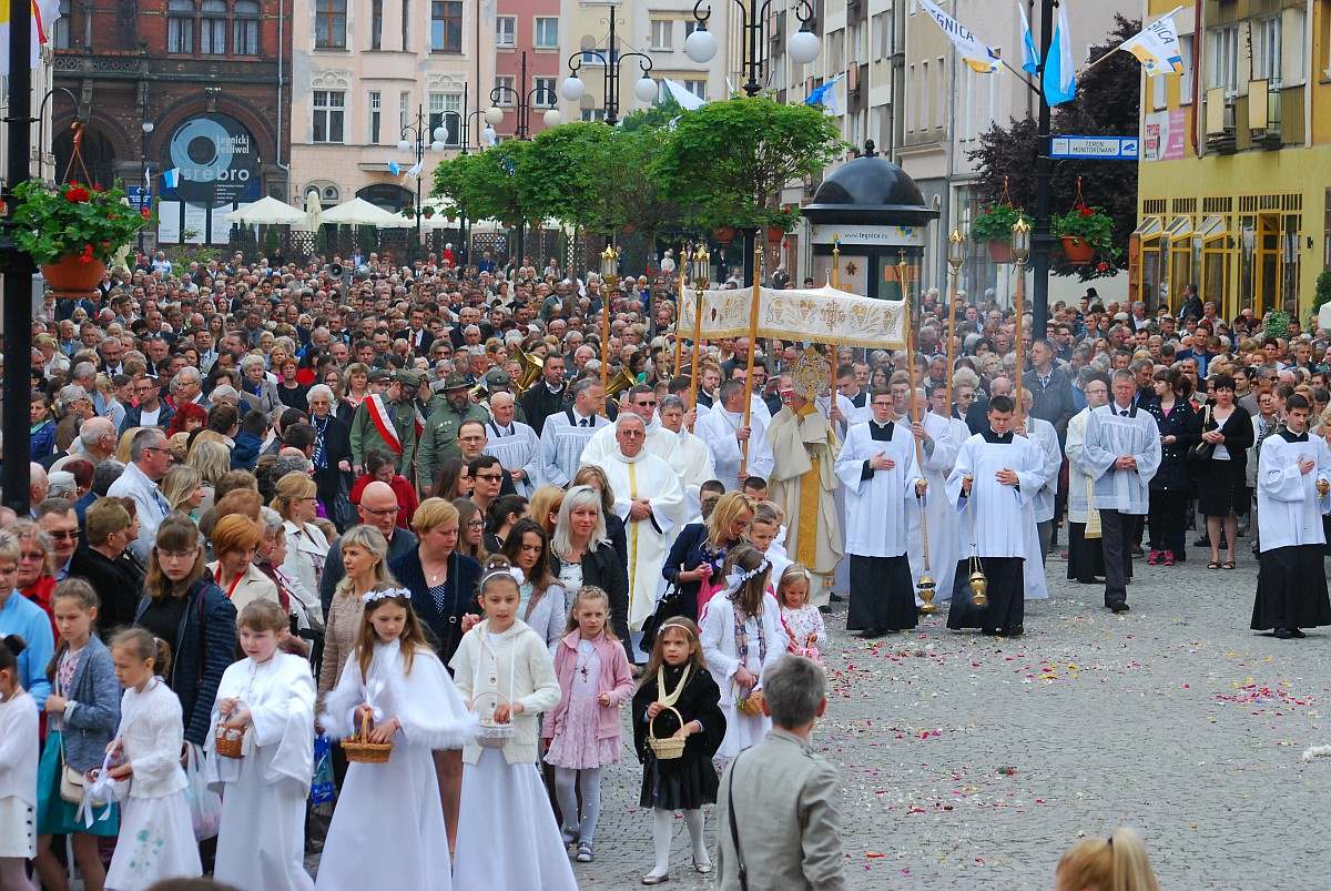 Biskup Kiernikowski poprowadził procesję w centrum Legnicy