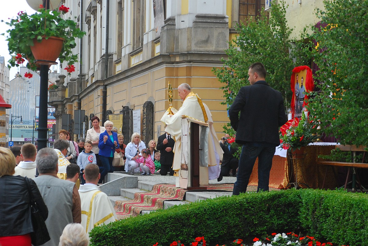 Biskup Kiernikowski poprowadził procesję w centrum Legnicy