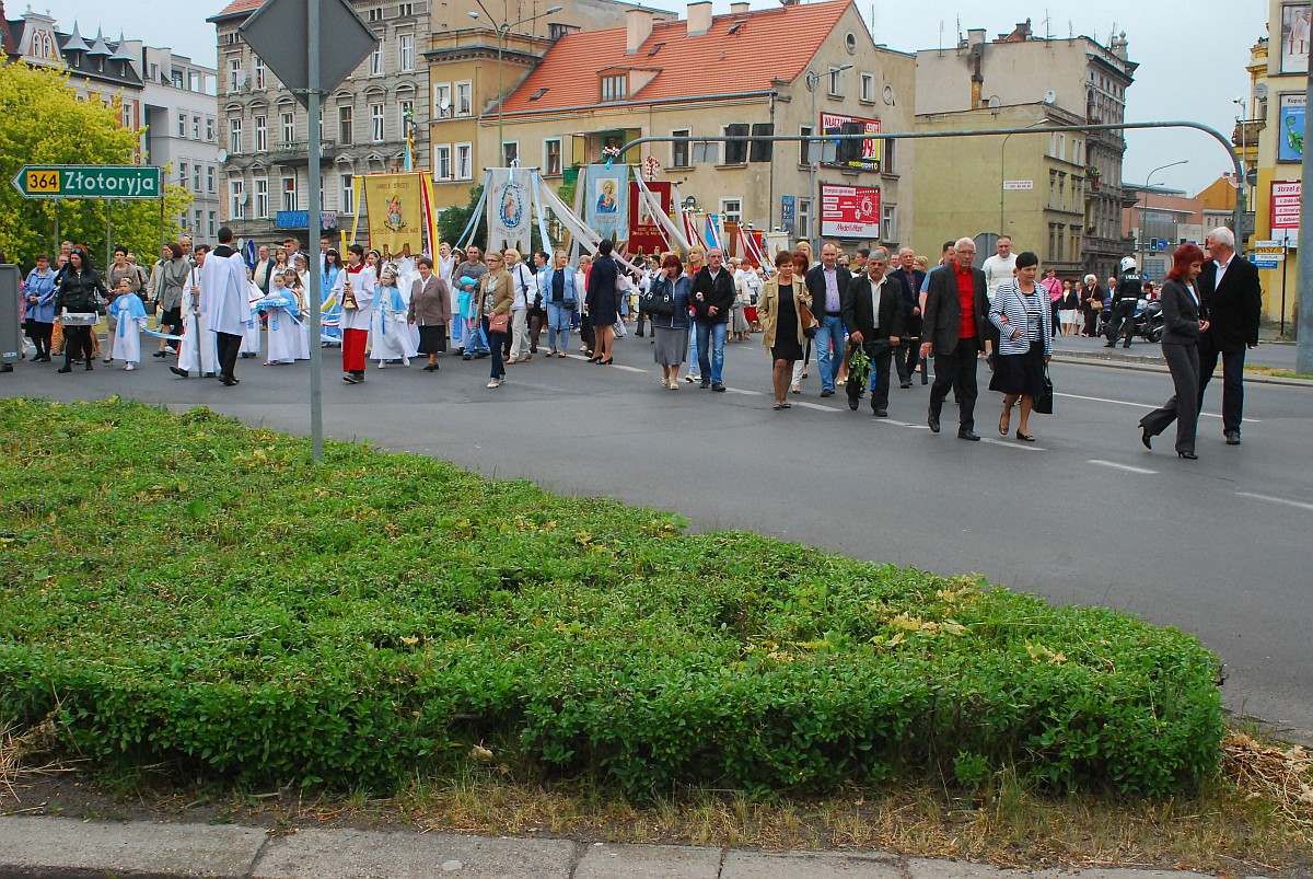 Biskup Kiernikowski poprowadził procesję w centrum Legnicy