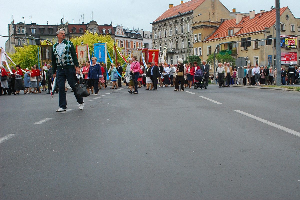 Biskup Kiernikowski poprowadził procesję w centrum Legnicy