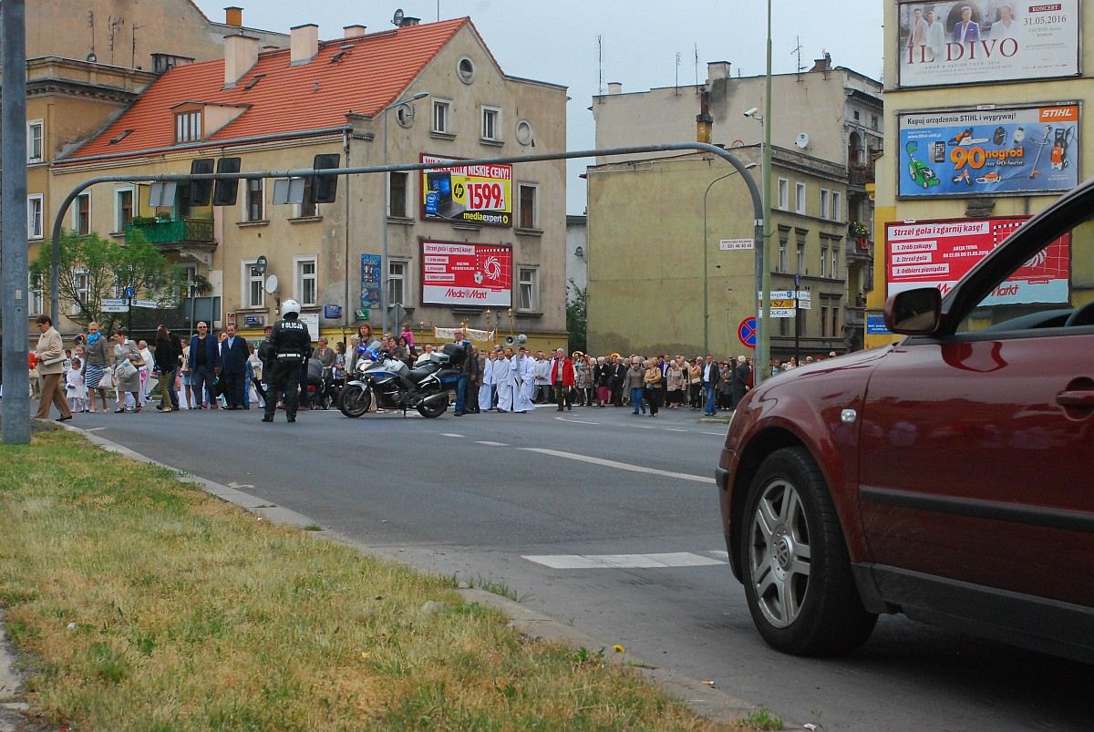 Biskup Kiernikowski poprowadził procesję w centrum Legnicy