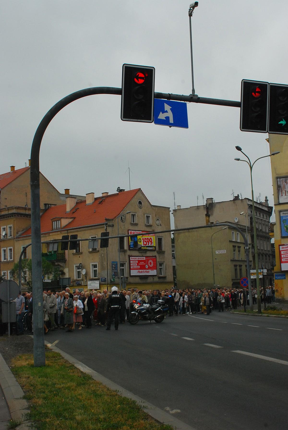 Biskup Kiernikowski poprowadził procesję w centrum Legnicy