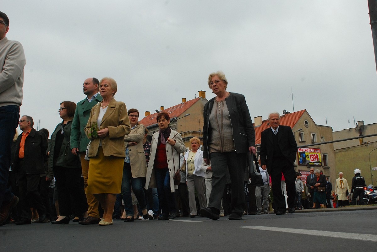 Biskup Kiernikowski poprowadził procesję w centrum Legnicy