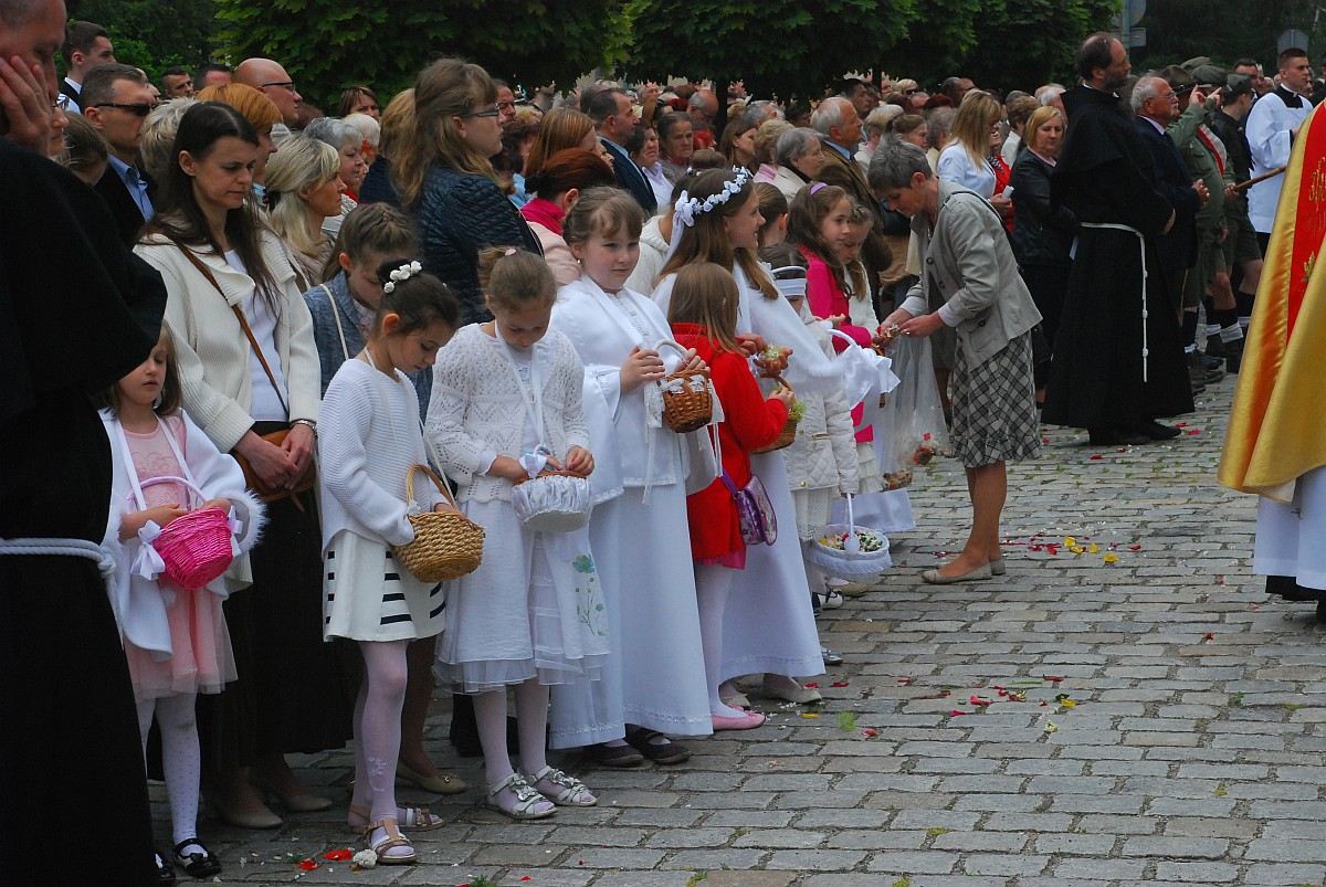 Biskup Kiernikowski poprowadził procesję w centrum Legnicy