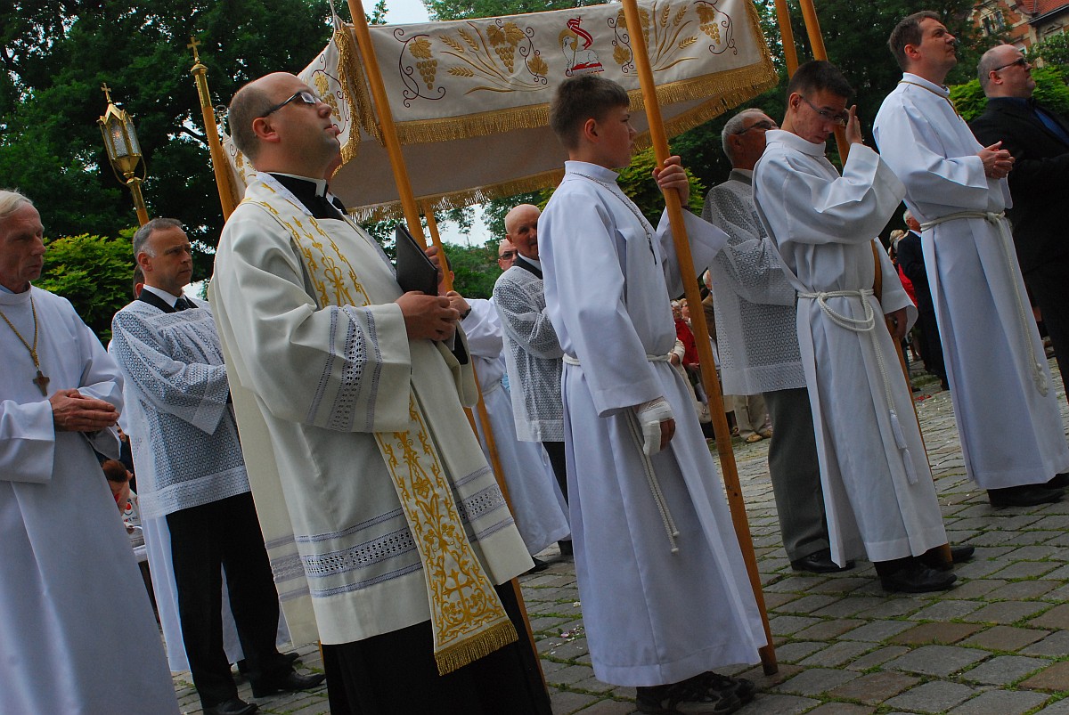 Biskup Kiernikowski poprowadził procesję w centrum Legnicy
