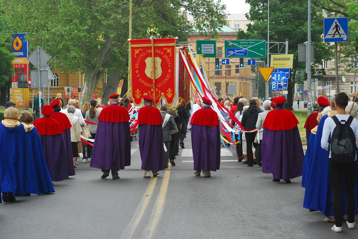Biskup Kiernikowski poprowadził procesję w centrum Legnicy