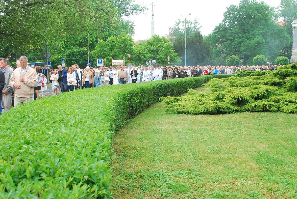 Biskup Kiernikowski poprowadził procesję w centrum Legnicy