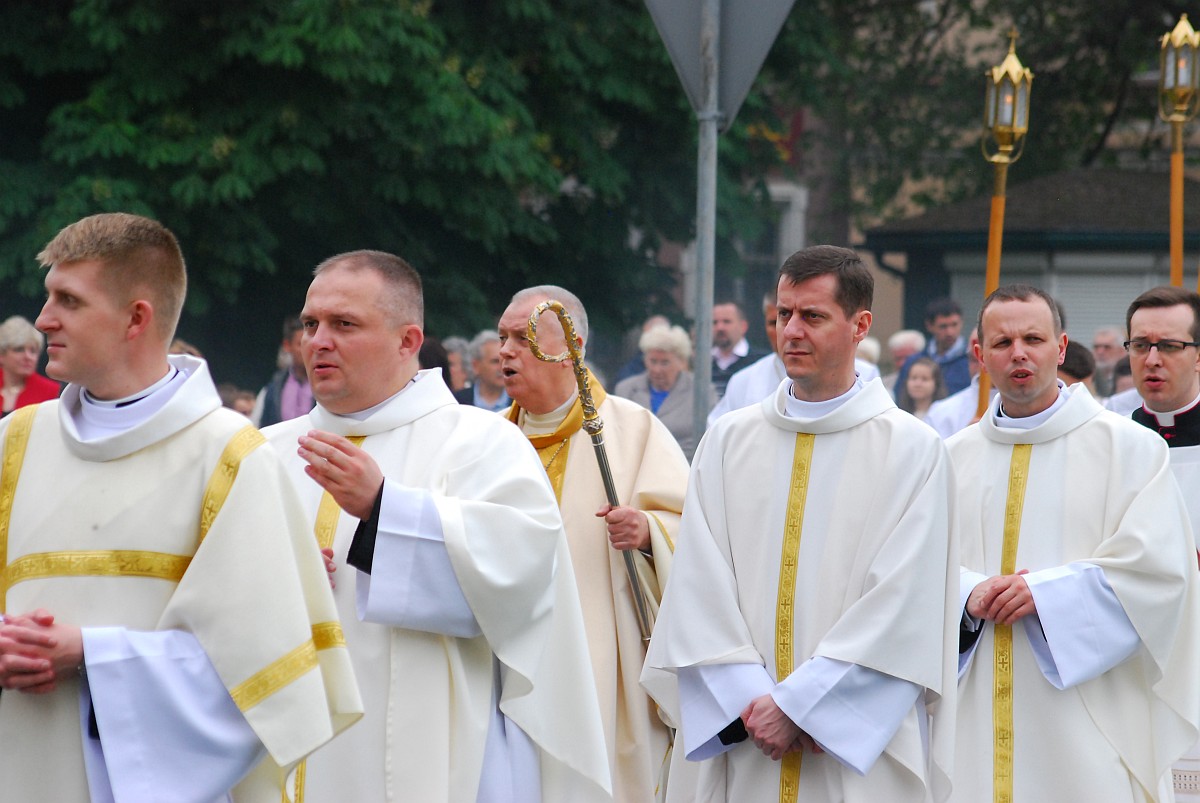 Biskup Kiernikowski poprowadził procesję w centrum Legnicy