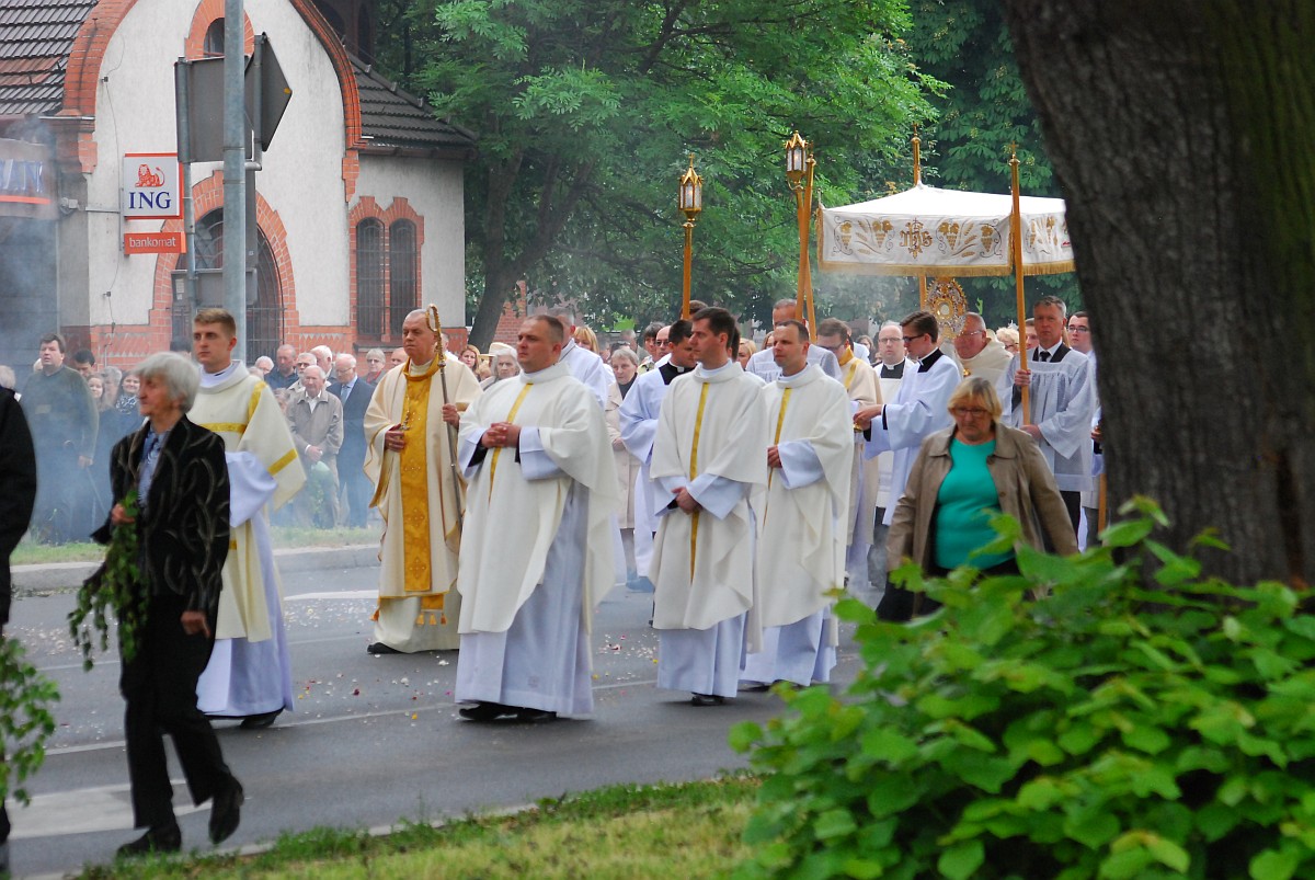 Biskup Kiernikowski poprowadził procesję w centrum Legnicy