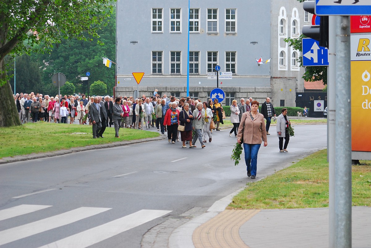 Biskup Kiernikowski poprowadził procesję w centrum Legnicy