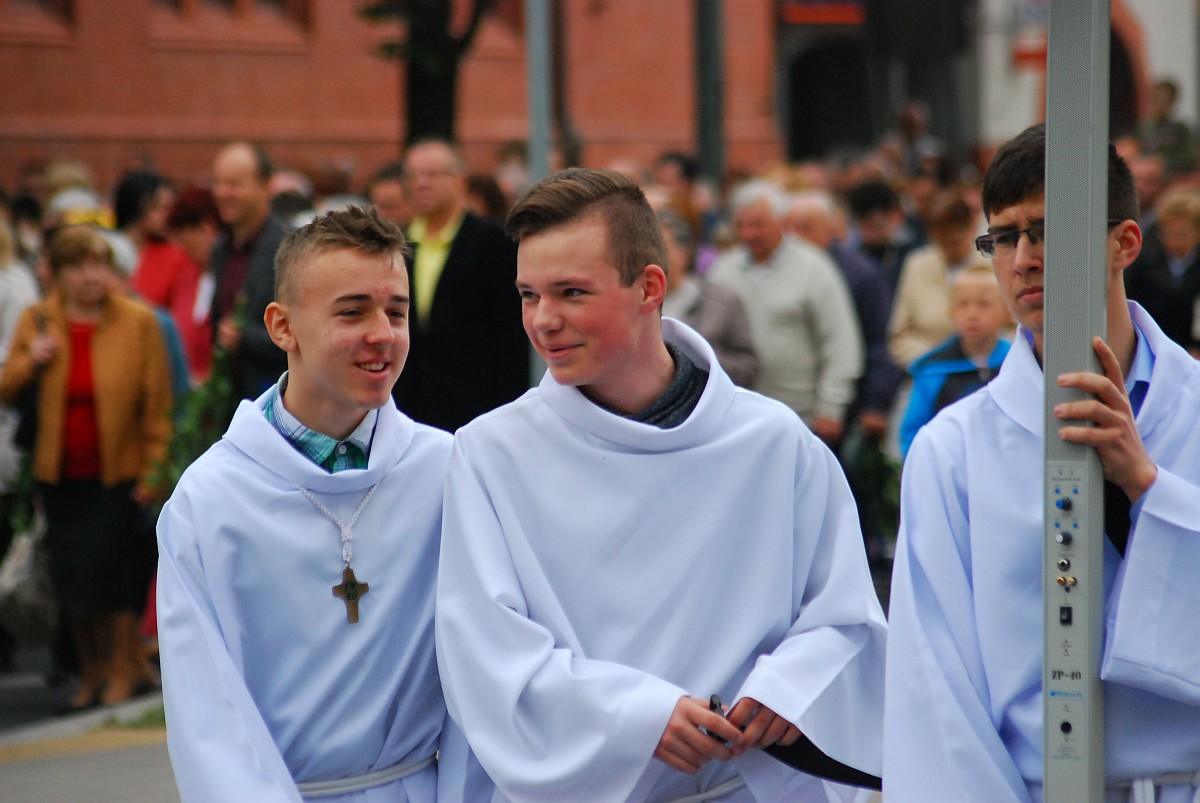 Biskup Kiernikowski poprowadził procesję w centrum Legnicy